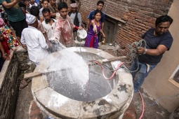 Cleaning water well om Sithi Nakha festival
