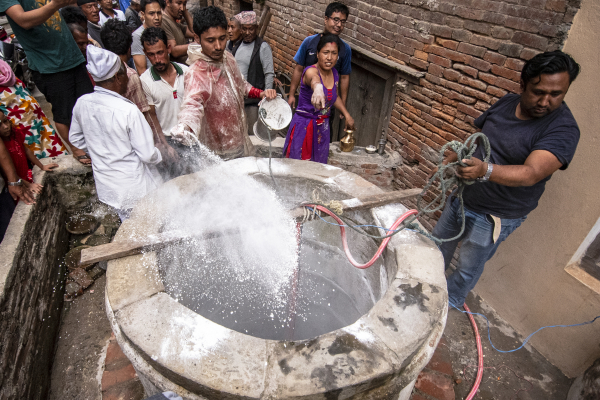 Cleaning water well om Sithi Nakha festival