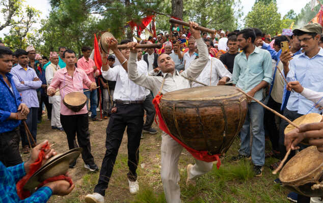 दमाहा वाद्य बजाउँदै ( Playing Damaha musical Instrument ) Farwest Nepal