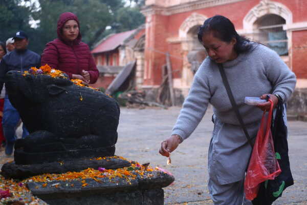 Balachaturdashi Ritual at Pashupatinath Devotees Offer Shatbij in Honor of Ancestors