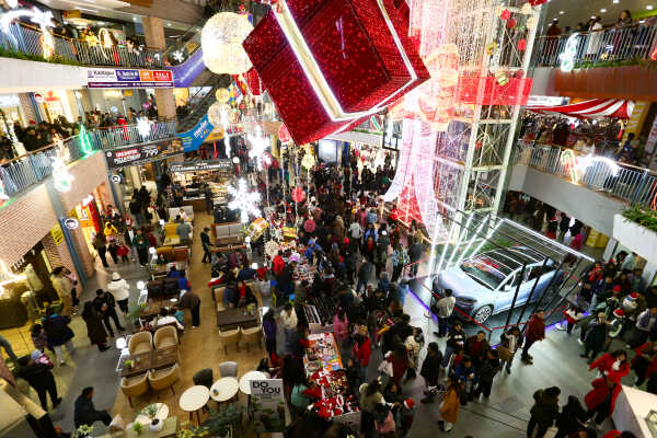 Christmas Eve Brings Festive Rush Across Kathmandu Valley Malls (6)