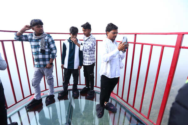 Skywalk in Bhedetar Sees Surge of Visitors on New Year 2026