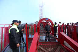 Skywalk in Bhedetar Sees Surge of Visitors on New Year 2026