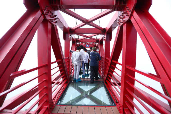 Skywalk in Bhedetar Sees Surge of Visitors on New Year 2026