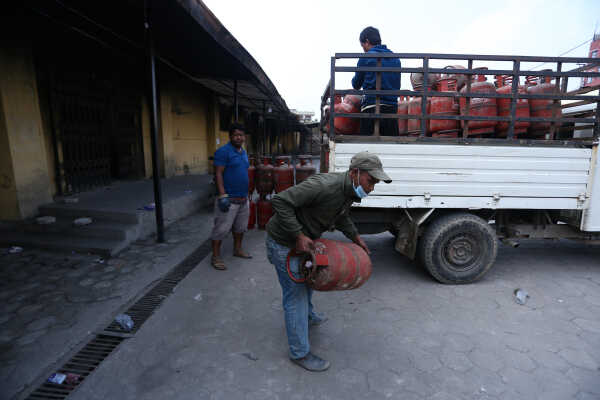 Cooking Gas Shortage Leads to Half-Cylinder Sales in Kathmandu